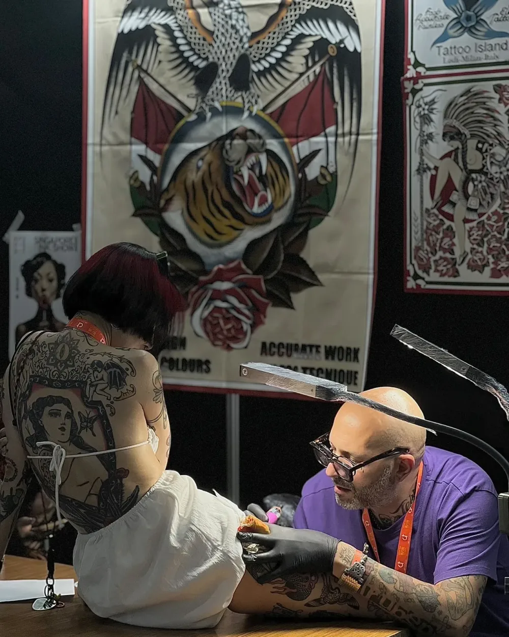 Alessandro Pennella al lavoro su un grande pezzo sulla schiena, nel suo stand.