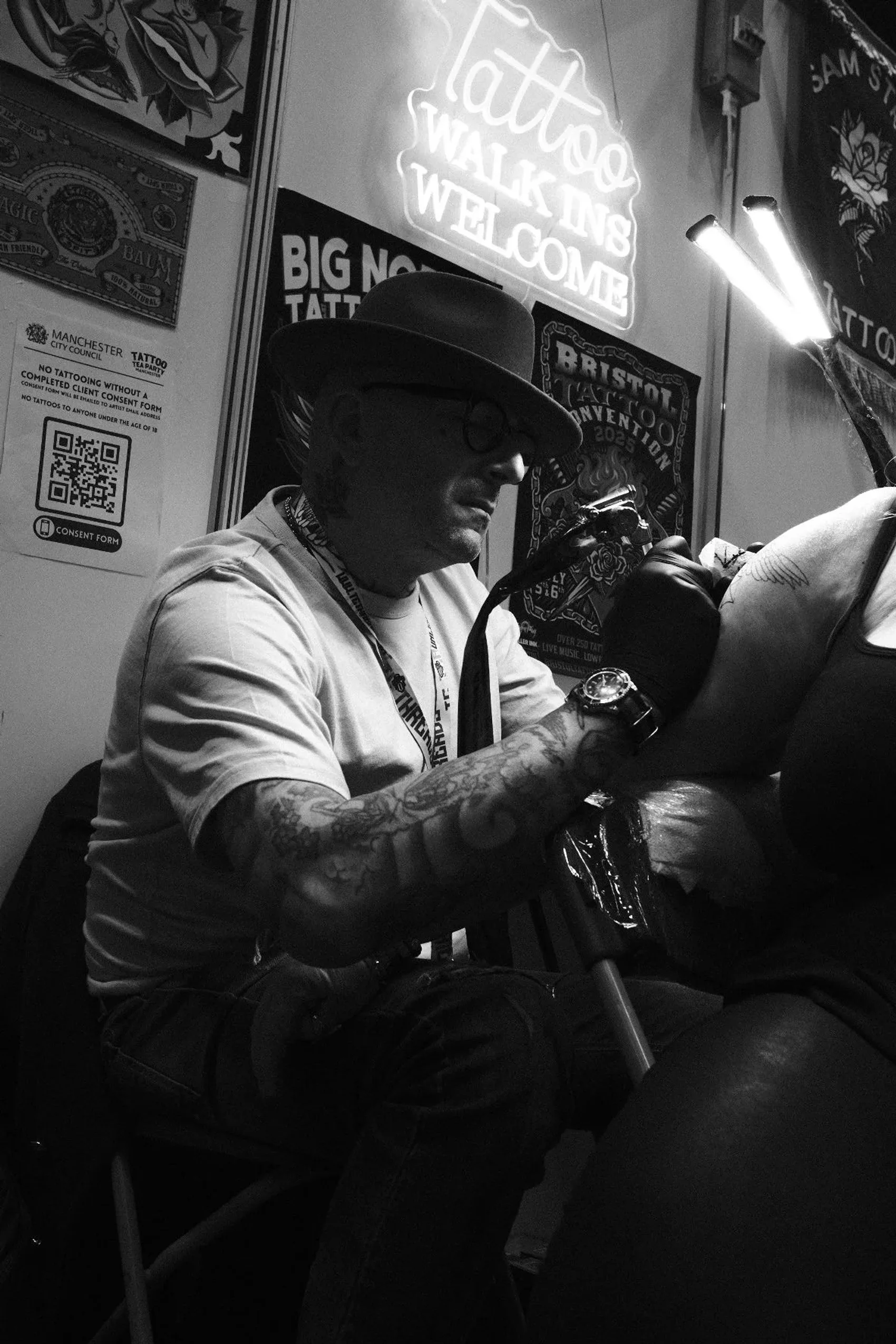 Alessandro Pennella tattooing at his convention booth in the evening.