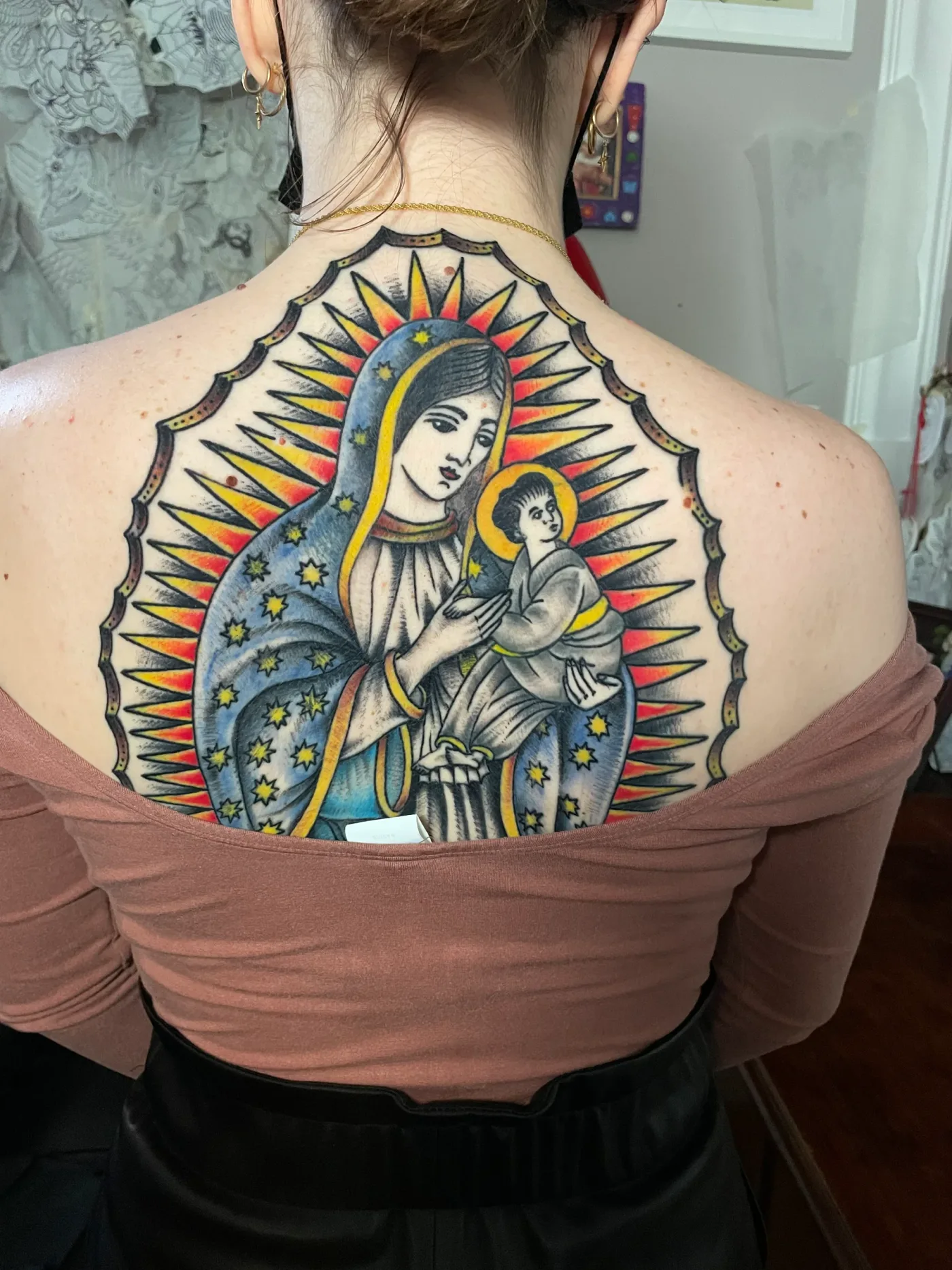 La Madonna di Guadalupe a colori, sulla parte alta della schiena.